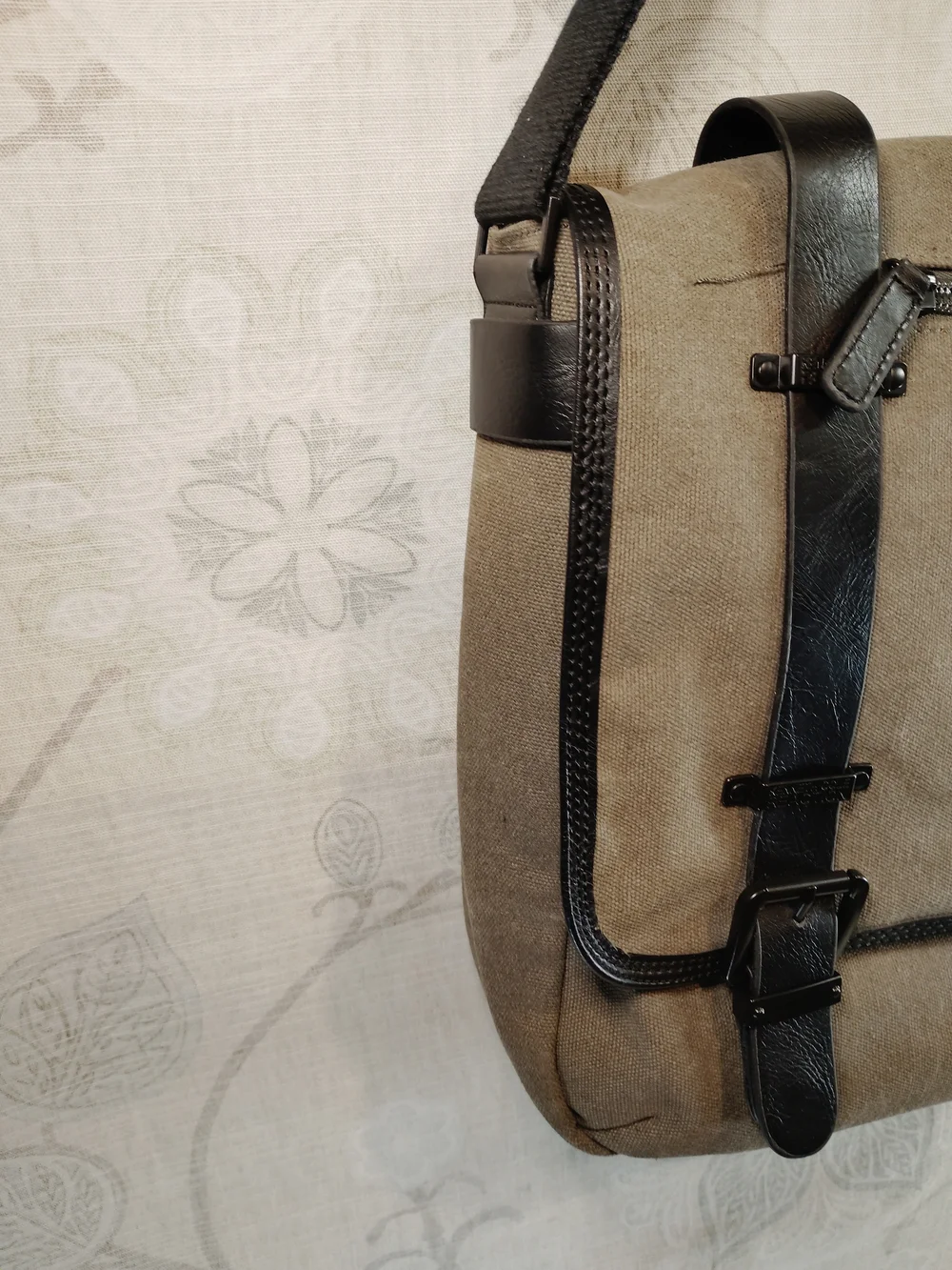Kenneth Cole Reaction  Grey Canvas & Leather Messenger/Laptops/ Crossbody Bag